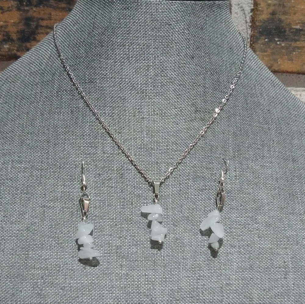 Quartz crystal Chip Stone pendant necklace